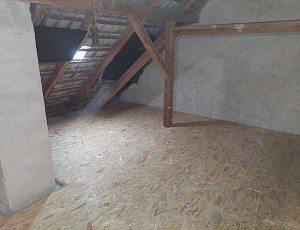 Zateplení stropu zděného rodinného domu pomocí foukané izolace